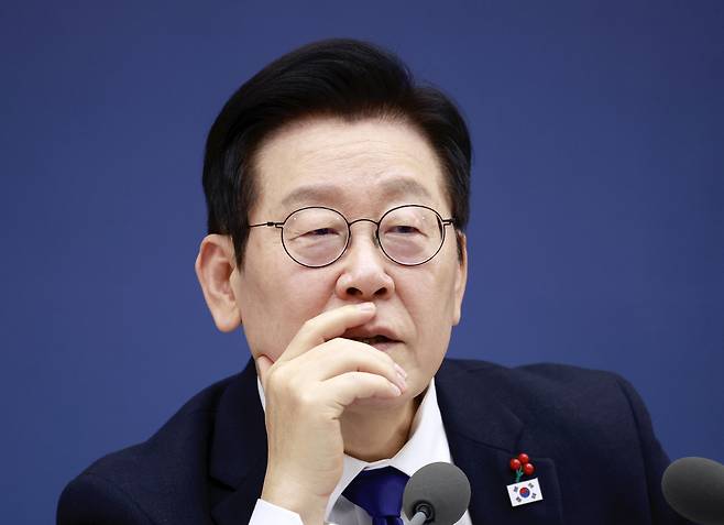 이재명 대통령이 지난 16일 정부세종컨벤션센터에서 열린 보건복지부(질병관리청)·식품의약품안전처 업무보고에서 정은경 복지부 장관의 발언을 듣고 있다. 세종=연합뉴스