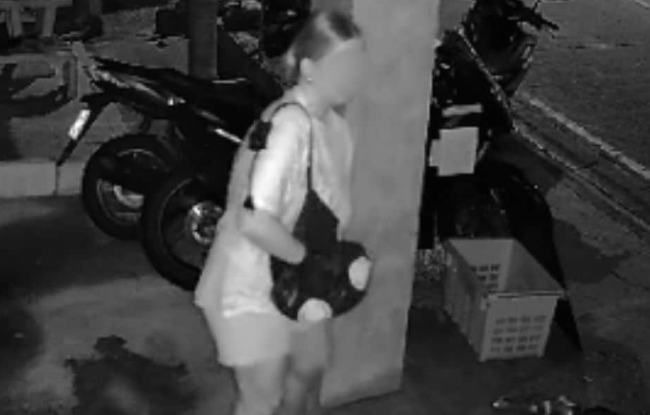 태국의 한 식당 앞에서 노상방뇨를 하는 외국인 여성의 모습이 담긴 영상이 올라와 논란이 일고 있다. 페이스북