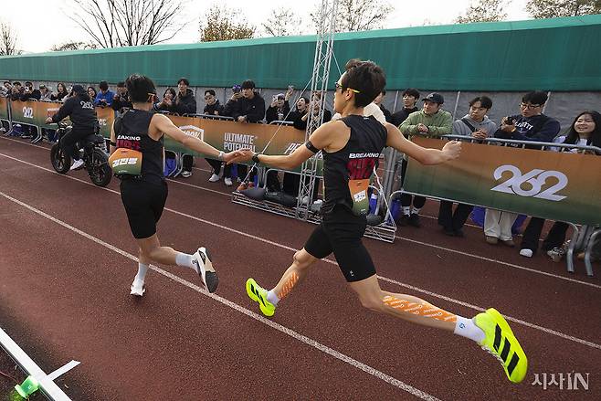 11월30일 서울체육고등학교에서 러닝 유튜버 원형석씨가 기획한 ‘브레이킹서브2’ 프로젝트가 열렸다. ⓒ시사IN 이명익