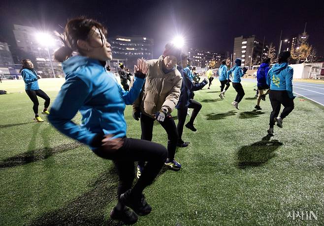 11월18일 연세대학교 운동장에서 러닝 동호인들이 정석근 감독의 지도를 받으며 훈련하고 있다. ⓒ시사IN 조남진
