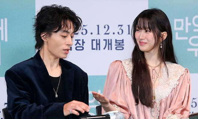 [서울=뉴시스] 김혜진 기자 = 배우 구교환(왼쪽), 문가영이 18일 오후 서울 용산구 CGV 용산아이파크몰에서 열린 영화 ‘만약에 우리’ 언론시사회에서 참석해 있다. 2025.12.18. jini@newsis.com