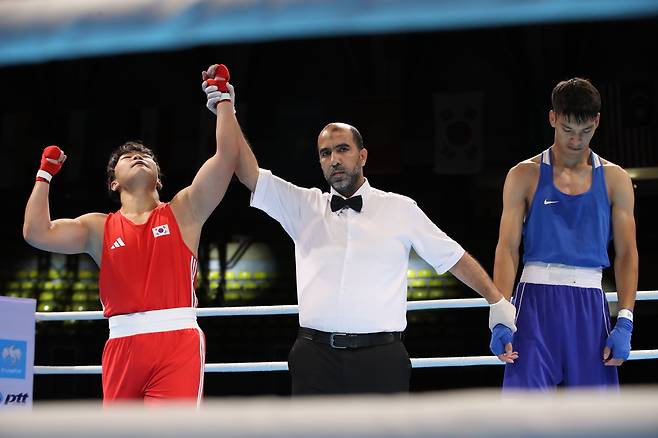 정현승(왼쪽)이 지난 8월 태국에서 열린 아시아유스대회 80㎏ 이하 급 첫경기에서 카자흐스탄 선수를 RSC로 꺾은 뒤 기뻐하고 있다. 정현승 제공