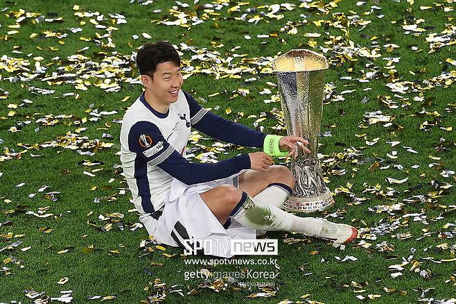 ▲ 손흥민과 토트넘 모두 기다리던 시간이었다. 손흥민은 경기 전 팬들 앞에 나서 "저 잊지 않으셨죠? 정말 환상적인 10년이었다. 여러분을 절대 잊지 않겠다. 언젠가 LA에서도 꼭 만나자. 사랑한다. COME ON YOU SPURS!"라며 찐한 애정을 표했다.