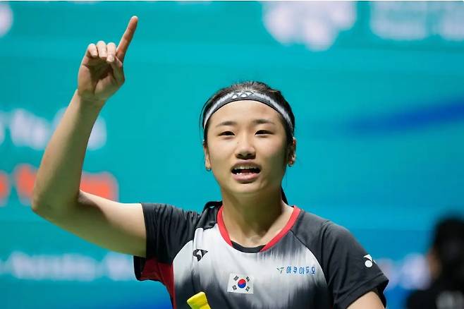 ▲ 세계 랭킹 1위 안세영은 18일(한국시간) 중국 항저우 올림픽스포츠센터 체육관에서 열린 2025 세계배드민턴연맹(BWF) 월드투어 파이널 여자 단식 A조 2차전에서 세계 랭킹 9위 미야자키 토모카(일본)를 게임스코어 2-0(21-9, 21-6)으로 제압했다. 직전 조별리그 1차전에서 푸트리 쿠수마 와르다니(인도네시아)를 2-1로 꺾은 안세영은 조별리그 2승을 챙기며 준결승 진출을 확정했다. 따라서 다가오는 3차전 야마구치 아카네와의 경기 결과와 상관 없이 다음 라운드로 향하게 됐다.&nbsp;