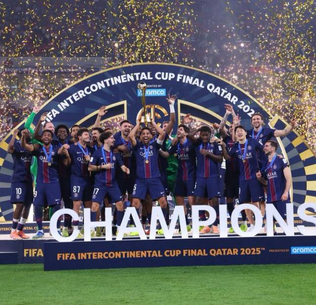PSG 선수들이 우승컵을 들어 올리며 기뻐하고 있다. /AFPBBNews=뉴스1