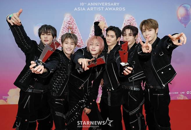 그룹 라이즈가 6일 가오슝 내셔널 스타디움에서 진행된 스타뉴스 주최 '10주년 아시아 아티스트 어워즈 2025(10th Anniversary Asia Artist Awards 2025, '10주년 AAA 2025')에서 대상 올해의 퍼포먼스, 베스트 아티스트, 이모티브 상을 수상한 뒤 포즈를 취하고 있다.  /사진=이동훈 photoguy@