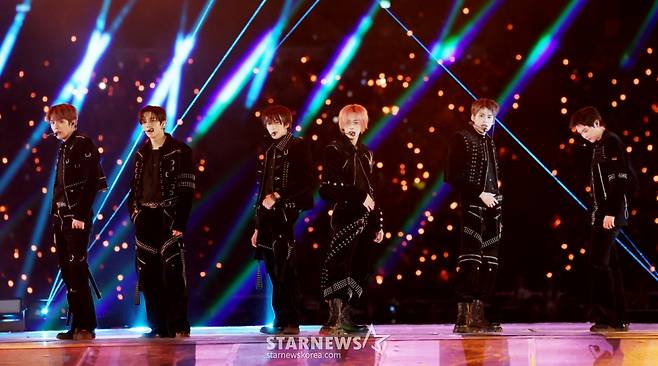 그룹 라이즈가 6일 가오슝 내셔널 스타디움에서 진행된 스타뉴스 주최 '10주년 아시아 아티스트 어워즈 2025(10th Anniversary Asia Artist Awards 2025, '10주년 AAA 2025')에서 멋진 무대를 선보이고 있다. /사진=김휘선 hwijpg@