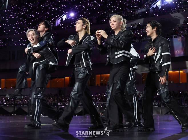 스트레이키즈가 6일 가오슝 내셔널 스타디움에서 진행된 스타뉴스 주최 '10주년 아시아 아티스트 어워즈 2025(10th Anniversary Asia Artist Awards 2025, '10주년 AAA 2025')에서 대상에 호명되자 환호하며 무대를 향하고 있다.   12월 6일~7일 양일에 걸쳐 가오슝 내셔널 스타디움에서 펼쳐지는 '10주년 아시아 아티스트 어워즈 2025(10th Anniversary Asia Artist Awards 2025, '10주년 AAA 2025')'와 페스타 'ACON 2025'는 MTN(머니투데이방송)과 위버스(Weverse)를 통해 각각 TV와 온라인 스트리밍으로 생중계 된다. /사진=김진경 kim.jinkyung@