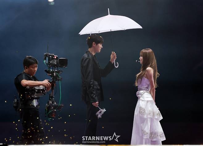 추영우-예나 '우산 엔딩...사실은...이랬다...'[AAA2025 화보]