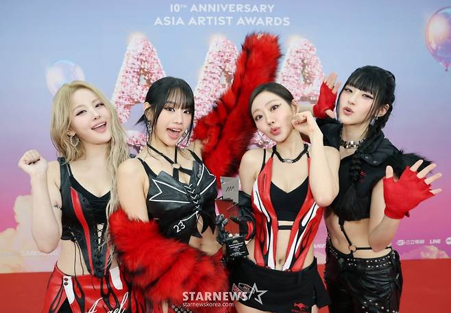 걸그룹 키스 오브 라이프가 6일 가오슝 내셔널 스타디움에서 진행된 스타뉴스 주최 '10주년 아시아 아티스트 어워즈 2025(10th Anniversary Asia Artist Awards 2025, '10주년 AAA 2025')에서 베스트뮤지션상을 수상한 뒤 포즈를 취하고 있다. /2025.12.06 /사진=이동훈 photoguy@