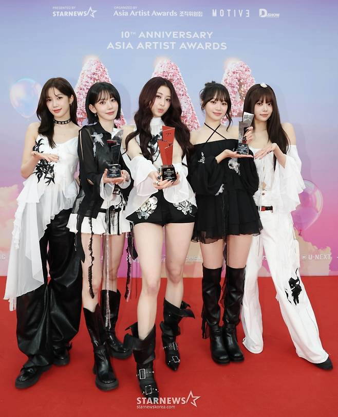 걸그룹 르세라핌이 6일 가오슝 내셔널 스타디움에서 진행된 스타뉴스 주최 '10주년 아시아 아티스트 어워즈 2025(10th Anniversary Asia Artist Awards 2025, '10주년 AAA 2025')에서 대상 올해의 뮤직 아이콘, 베스트 아티스트, 베스트 초이스(김채원)상을 수상한 뒤 포즈를 취하고 있다.  12월 6일~7일 양일에 걸쳐 가오슝 내셔널 스타디움에서 펼쳐지는 '10주년 아시아 아티스트 어워즈 2025(10th Anniversary Asia Artist Awards 2025, '10주년 AAA 2025')'와 페스타 'ACON 2025'는 MTN(머니투데이방송)과 위버스(Weverse)를 통해 각각 TV와 온라인 스트리밍으로 생중계 된다. /2025.12.06 /사진=이동훈 photoguy@