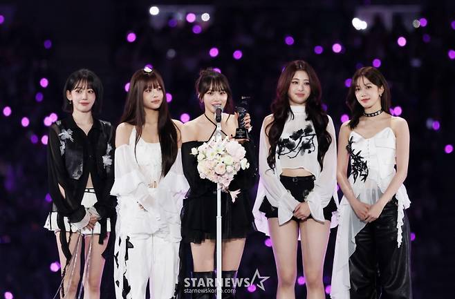 그룹 르세라핌이 6일 가오슝 내셔널 스타디움에서 진행된 스타뉴스 주최 '10주년 아시아 아티스트 어워즈 2025(10th Anniversary Asia Artist Awards 2025, '10주년 AAA 2025')에서 올해의 뮤직 아이콘 상을 수상한 뒤 수상소감을 전하고 있다.  /2025.12.06 /사진=김휘선 hwijpg@