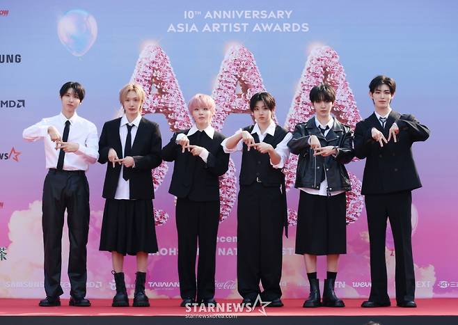 그룹 킥플립이 6일 가오슝 내셔널 스타디움에서 진행된 스타뉴스 주최 '10주년 아시아 아티스트 어워즈 2025(10th Anniversary Asia Artist Awards 2025, '10주년 AAA 2025') 레드카펫 행사에 참석해 포즈를 취하고 있다. /2025.12.06 /사진=이동훈 photoguy@