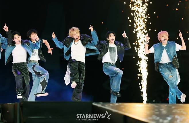 그룹 킥플립이 7일 가오슝 내셔널 스타디움에서 진행된 스타뉴스 주최 '10주년 아시아 아티스트 어워즈 2025(10th Anniversary Asia Artist Awards 2025, '10주년 AAA 2025')를 기념하는 'ACON 2025'에서 멋진 무대를 선보였다. 'ACON 2025'는 'AAA'의 10주년을 기념하고 함께 축하하는 의미에서 열리는 페스타로, 배우 이준영과 i-dle(아이들) 슈화, 크래비티 앨런, 키키 수이가 MC를 맡아 'ACON 2025'를 이끌고 QWER(큐더블유이알), 넥스지(NEXZ), 아홉(AHOF), 애쉬 아일랜드(Ash Island), 에이티즈(ATEEZ), 우즈(WOODZ), 이이경, 최예나(YENA), 키스오브라이프(KISS OF LIFE), 키키(KiiiKiii), 킥플립(KickFlip), 크래비티(CRAVITY), 싸이커스(xikers), SB19(에스비나인틴) 등이 출연했다. /2025.12.07 /사진=이동훈 photoguy@