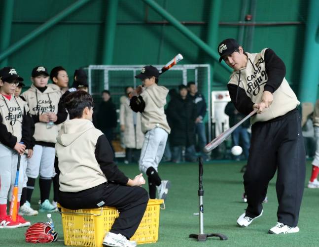 황재균(오른쪽)이 17일 서산 한화이글스 2군 훈련장에서 열린 제2회 2025 류현진재단 유소년 야구캠프 CAMP RYU99 기념 사진을 찍고 있다. /사진=류현진 재단 제공