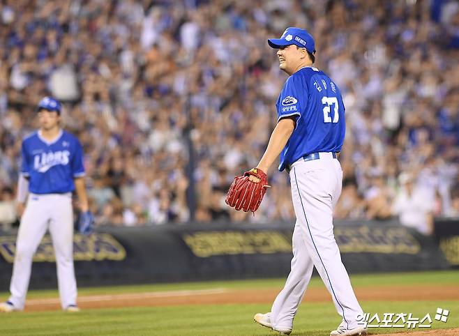 삼성 라이온즈 투수 김태훈이 4년 최대 20억원 규모 조건으로 내부 FA 잔류 계약을 맺었다. 김태훈은 지난 2023년 4월 트레이드를 통해 삼성으로 이적했다. 2023년에 다소 부진했지만, 2024년에는 56경기에서 3승2패 23홀드 평균자책 3.96을 기록하며 반등했다. 2025시즌 김태훈은 팀 내 최다인 73경기에 등판하며 2승6패 2세이브 19홀드 평균자책 4.48로 활약했다. 엑스포츠뉴스 DB