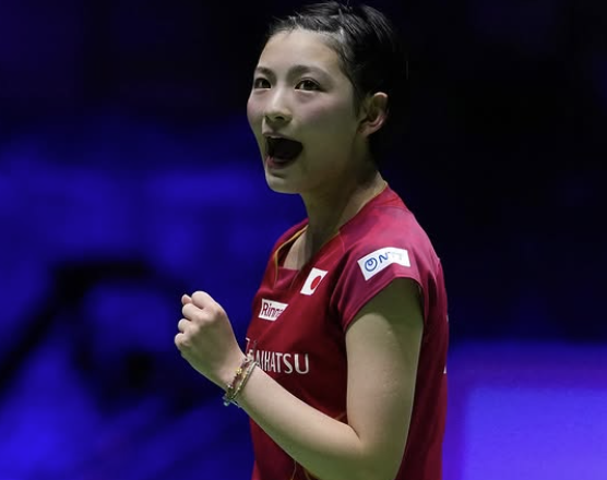 안세영은 18일 중국 항저우 올림픽스포츠센터 체육관에서 열린 세계배드민턴연맹(BWF) 월드투어 파이널스 2025 여자 단식 조별리그 A조 2차전서 미야자키에 2-0(21-9 21-6) 완승을 거뒀다. 안세영은 A조 2연승을 달리며 준결승 조기 진출을 확정지었다. 지난 8월 프랑스 파리에서 열린 세계선수권대회에서 안세영이 4강 탈락하는 바람에 다소 행운 섞인 우승을 챙긴 야마구치 아카네(일본) 역시 이날 푸트리 쿠수마 와르다니(인도네시아)에 게임스코어 2-1 역전승을 거두고 전날 미야자키전 2-0 완승에 이어 2연승으로 안세영과 함께 준결승 조기 확정을 이뤄냈다. 연합뉴스