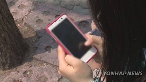 휴대폰을 보는 모습 [연합뉴스 자료사진]
