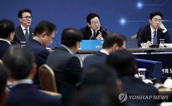 이재명 대통령, 농식품부·노동부 업무보고 발언 (세종=연합뉴스) 김도훈 기자 = 이재명 대통령이 11일 세종시 정부세종컨벤션센터에서 열린 '희망찬 농업·농촌, 모두가 행복하게 일하는 나라' 농림축산식품부(농촌진흥청·산림청)-고용노동부 업무보고에서 발언하고 있다. 2025.12.11 [대통령실통신사진기자단] superdoo82@yna.co.kr