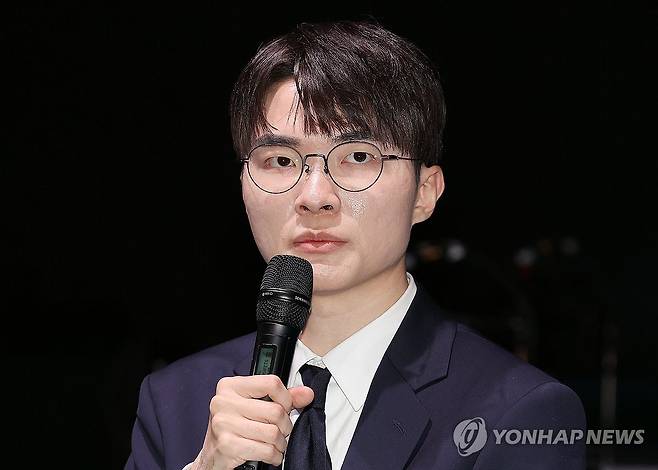 질문에 답하는 페이커 (서울=연합뉴스) 이재희 기자 = 리그 오브 레전드(LoL) e스포츠 게임단 T1의 '페이커' 이상혁 선수가 18일 서울 종로구 롤파크에서 열린 기자간담회에서 질문에 답하고 있다. 2025.12.18 scape@yna.co.kr