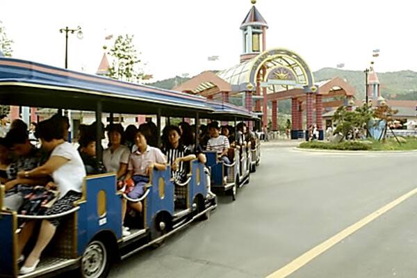 광주 패밀리랜드 입구에서 중앙광장까지 800m를 운행하는 '패밀리 열차'. 2대가 교대로 운행했으며 요금은 어른 300원, 어린이 200원이며 정원은 80명이다. 연합뉴스