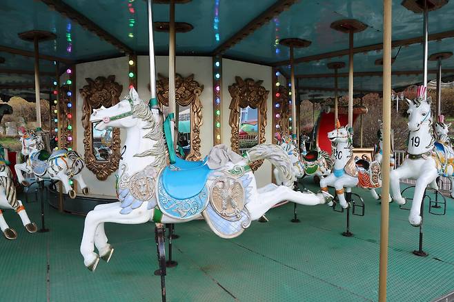 18일 광주 북구 패밀리랜드에 노후화된 놀이기구로 인해 이용객들의 발길이 뜸한 모습을 보이고 있다. 판영석 인턴기자