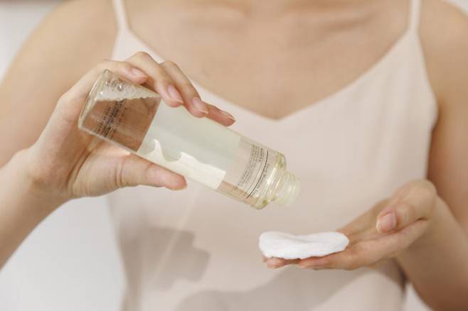 화장솜에 토너를 묻혀 얼굴을 닦아내는 사람들이 많지만, 이는 정답이 아니다. 사진=클립아트코리아