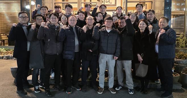 수의골관절학회 관계자들이 2025년 이사회 개최 후 기념 사진을 찍고 있다(학회 제공). ⓒ 뉴스1