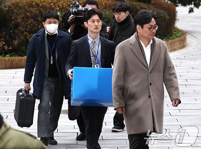 '관봉권 띠지 폐기 의혹'을 수사중인 안권섭 상설특별검사팀이 19일 오전 수색·검증 영장을 집행하기 위해 서울 중구 한국은행 발권국으로 향하고 있다. 2025.12.19/뉴스1 ⓒ News1 구윤성 기자