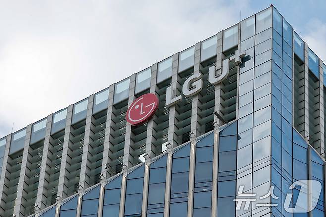 23일 통신업계 등에 따르면 LG유플러스는 이날 한국인터넷진흥원(KISA)에 서버 해킹 피해와 관련한 신고서를 제출했다. 이로써 올해는 국내 통신 3사가 모두 사이버 침해 피해를 당국에 공식 신고한 해가 됐다. 사진은 23일 서울 LG유플러스 용산 사옥. 2025.10.23/뉴스1 ⓒ News1 안은나 기자