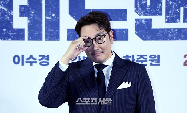 조진웅이 19일 서울 메가박스 성수에서 열린 영화 ‘데드맨’ 제작보고회에서 포즈를 취하고 있다.  ‘데드맨’은 이름값으로 돈을 버는, 일명 바지사장계의 에이스 이만재(조진웅 분)가 1000억 횡령 누명을 쓰고 죽은 사람으로 살아가게 된 후 진범을 찾기 위해 나서는 이야기를 담은 영화로 다음 달 7일 개봉 예정이다. 2024. 1. 19. 최승섭기자 thunder@sportsseoul.com