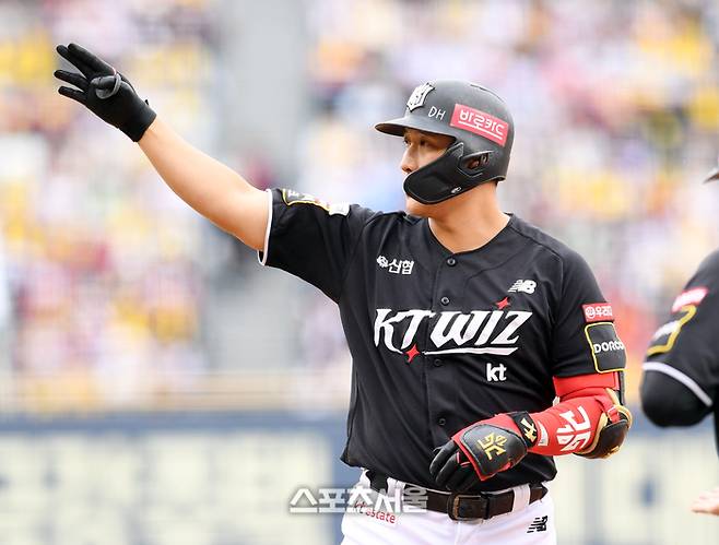 KT 황재균이 6일 잠실구장에서 열린 2024 KBO리그 LG와 준플레이오프 2차전 2회초 2사 3루 상황에서 LG 선발 임찬규를 상대로 1타점 선제 적시타를 치고 세리머니를 하고 있다.  잠실 | 박진업 기자 upandup@sportsseoul.com