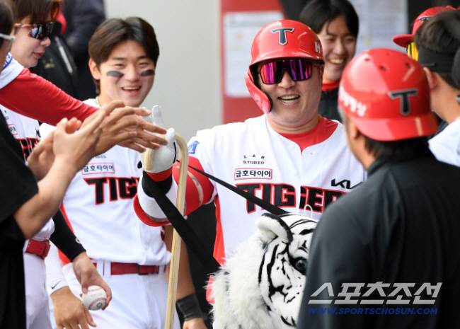27일 광주 기아챔피언스필드에서 열린 KIA 타이거즈와 LG 트윈스의 경기. 4회말 KIA 최형우가 솔로포를 날린 뒤 환호하고 있다. 광주=박재만 기자 pjm@sportschosun.com/2025.04.27/