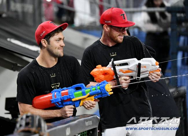 2일 광주 기아챔피언스필드에서 열린 SSG-KIA전. KIA가 7대2로 승리했다. 데뷔 첫 선발승을 거둔 이도현이 네일과 올러의  물총 세례를 받고 있다. 광주=정재근 기자 cjg@sportschosun.com/2025.10.2/