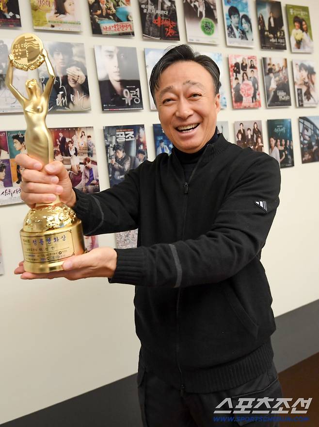 제46회 청룡영화상 남우조연상을 수상한 배우 이성민이 3일 스포츠조선과의 인터뷰에 앞서 포즈를 취하고 있다. 박재만 기자 pjm@sportschosun.com/2025.12.03/