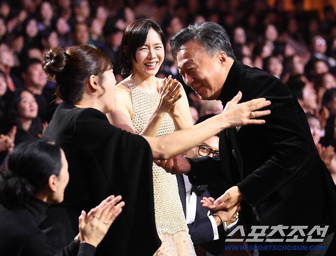 제46회 청룡영화상 시상식이 19일 여의도 KBS홀에서 열렸다. 남우조연상을 수상한 이성민이 염예란과 손예진의 축하를 받고 있다. 정재근 기자 cjg@sportschosun.com/2025.11.19/