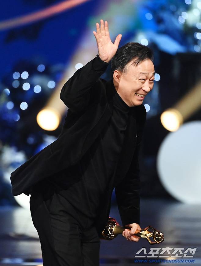 제46회 청룡영화상 시상식이 19일 여의도 KBS홀에서 열렸다. 남우조연상을 수상한 이성민이 기뻐하고 있다. 있다. 허상욱 기자  wook@sportschosun.com/2025.11.19/