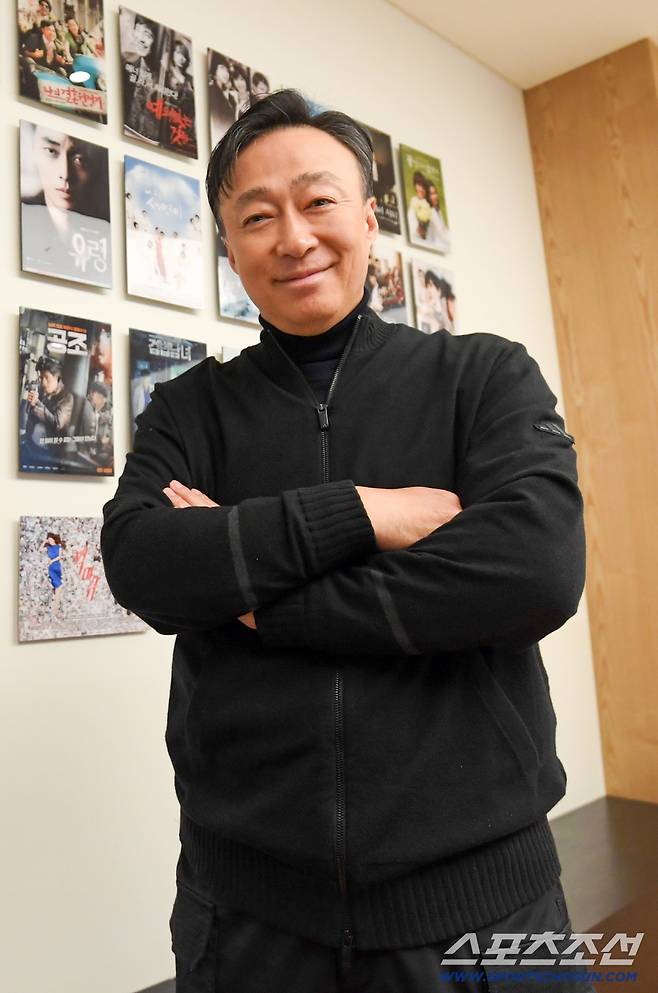 제46회 청룡영화상 남우조연상을 수상한 배우 이성민이 3일 스포츠조선과의 인터뷰에 앞서 포즈를 취하고 있다. 박재만 기자 pjm@sportschosun.com/2025.12.03/