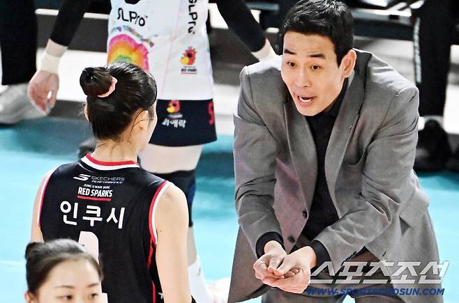 정관장 고희진 감독이 인쿠시에게 리시브에 대해 지시하고 있다. 사진제공=KOVO