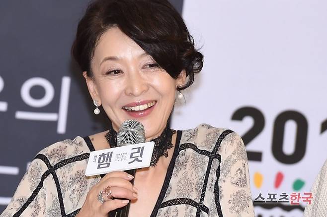 연극 '햄릿' 기자간담회에 참석하는 배우 윤석화. ⓒ이혜영기자 lhy@hankooki.com