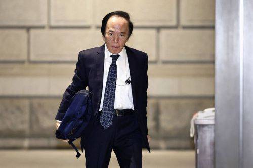 우에다 가즈오 일본은행(BOJ) 총재가 19일 도쿄에 위치한 BOJ 건물로 들어가고 있다. AFP연합뉴스