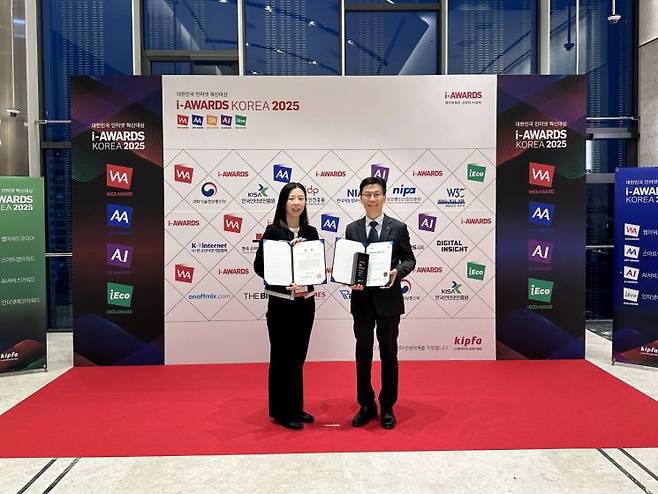 한국석유공사 심재수 스마트데이터센터장(오른쪽)과 스마트데이터센터 고은별 대리가 18일 제22회 대한민국 웹서비스 혁신대상에서 정보서비스부문 혁신대상을 수상하고 기념촬영하고 있다. 한국석유공사 제공