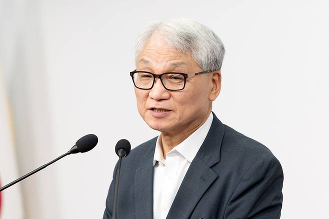 여상원 국민의힘 중앙윤리위원장이 3일 서울 여의도 중앙당사에서 회의 결과 브리핑을 하고 있다.이날 국민의힘 중앙윤리위원회는 사회관계망서비스(SNS) 및 방송에서 계파 갈등을 조장했다는 이유로 윤리위에 회부된 김종혁 전 최고위원에게는 징계 없이 주의를, 사전 정보를 취득해 재개발 주택을 매입했다는 의혹이 제기된 조병길 부산 사상구청장에게는 중징계인 제명 조처를 내렸다./뉴스1