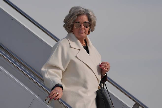 수지 와일스 백악관 비서실장이 29일 도널드 트럼프 대통령 전용기에서 내리고 있다. /AP 연합뉴스