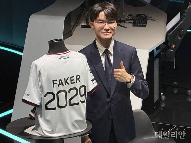 '페이커' 이상혁이 18일 서울 종로구 롤파크에서 열린 기자 간담회에서 포토타임을 갖고 있다. ⓒ데일리안 황지현 기자