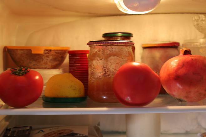 냉장고 효율을 높이려면 전체 용량의 70%만 수납하고 냉기 토출구를 가로막지 않아야 냉기 순환이 원활해진다. 주위 온도에 맞춰 여름에는 설정 온도를 낮추고 겨울에는 높이는 계절별 관리와 함께 문 닫기 등 기본 수칙 준수가 필수적이다. 사진=게티이미지뱅크.