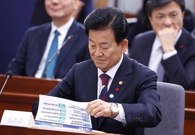 정동영 통일부 장관이 19일 서울 종로구 정부서울청사 별관에서 열린 외교부(재외동포청)·통일부 업무보고에서 자료를 살펴보고 있다. 2025.12.19.대통령실통신사진기자단