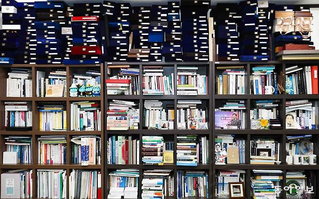 이상일 시장 집무실 책장에 빼곡히 쌓여 있는 감사패. 자료사진