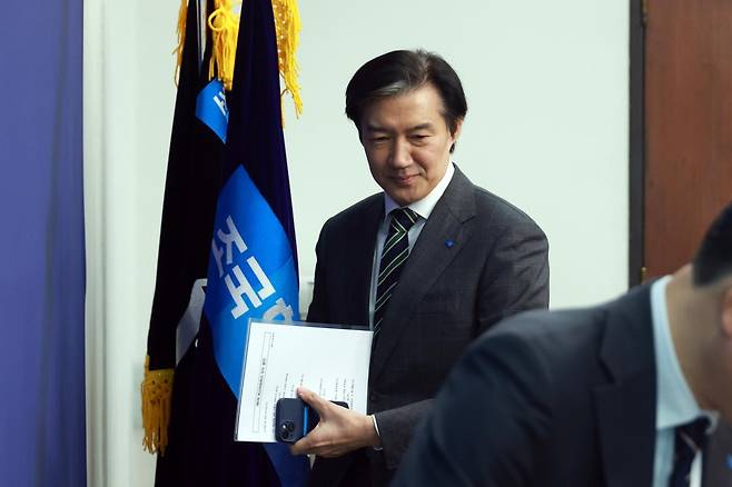 조국 조국혁신당 대표가 18일 서울 여의도 국회에서 열린 최고위원회의에 들어서고 있다. 2025.12.18. 뉴시스