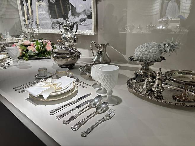 존F.케네디 결혼식 피로연에 쓰인 식기 및 실버웨어 컬렉션. 황소영 기자 fangso@donga.com